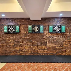 Apartment Burgundy Mckinley Place Service, Manila